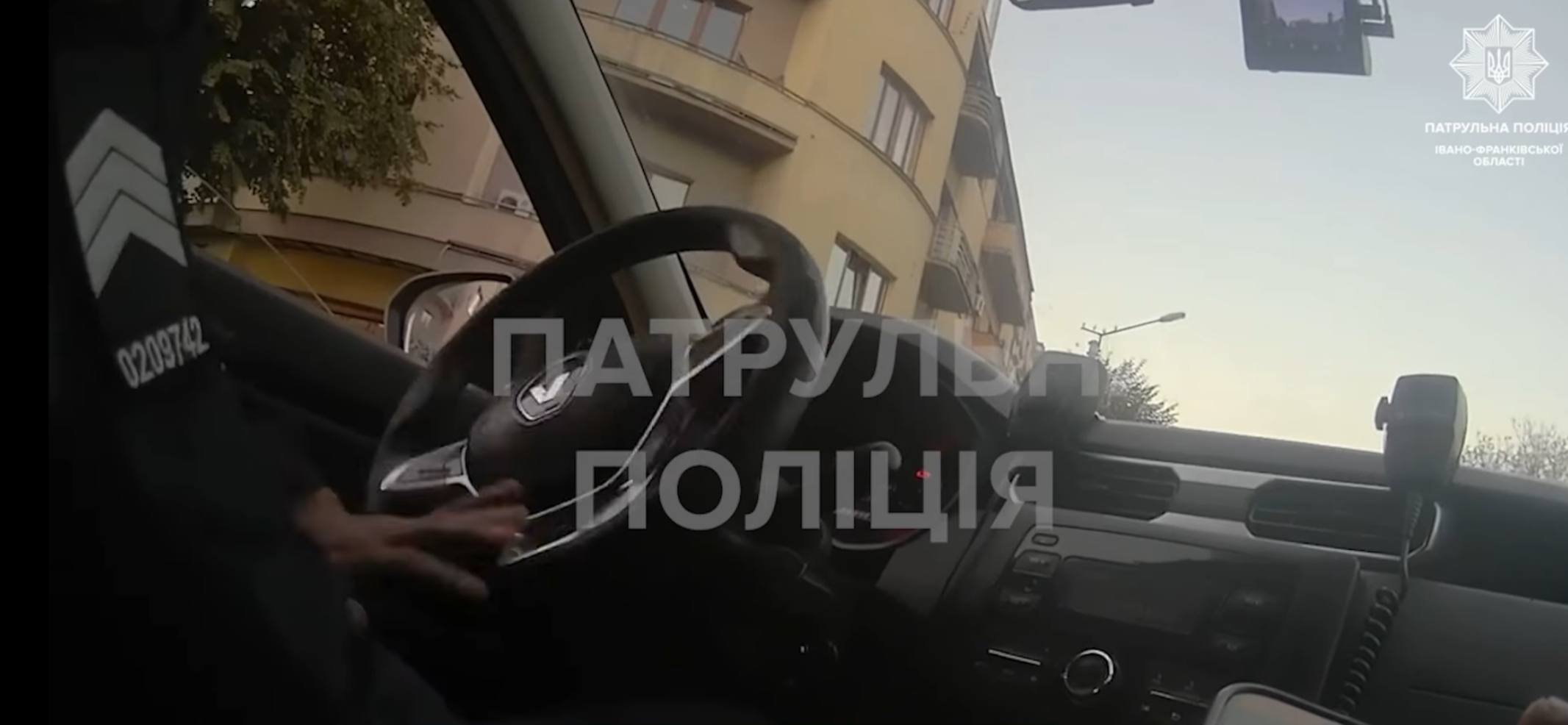 Франківські патрульні супроводили до лікарні автівку з породіллею (ВІДЕО)