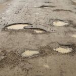 “Техніка поїхала, а ми залишилися”: у селі Кричка люди другий день поспіль перекривають дорогу через відсутність ремонту (ФОТО)