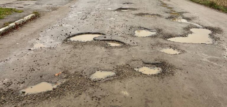 “Техніка поїхала, а ми залишилися”: у селі Кричка люди другий день поспіль перекривають дорогу через відсутність ремонту (ФОТО)