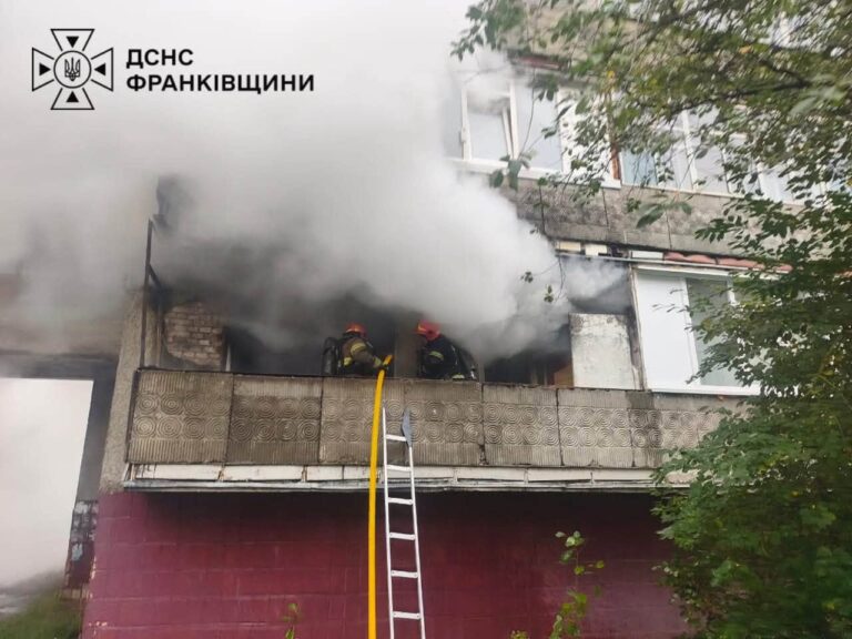 У Франківську на Набережній горіла квартира: пожежники врятували жінку та евакуювали дитину (ФОТО)