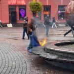 Публічно спалила український прапор у центрі Франківська: 47-річній жінці повідомили про підозру
