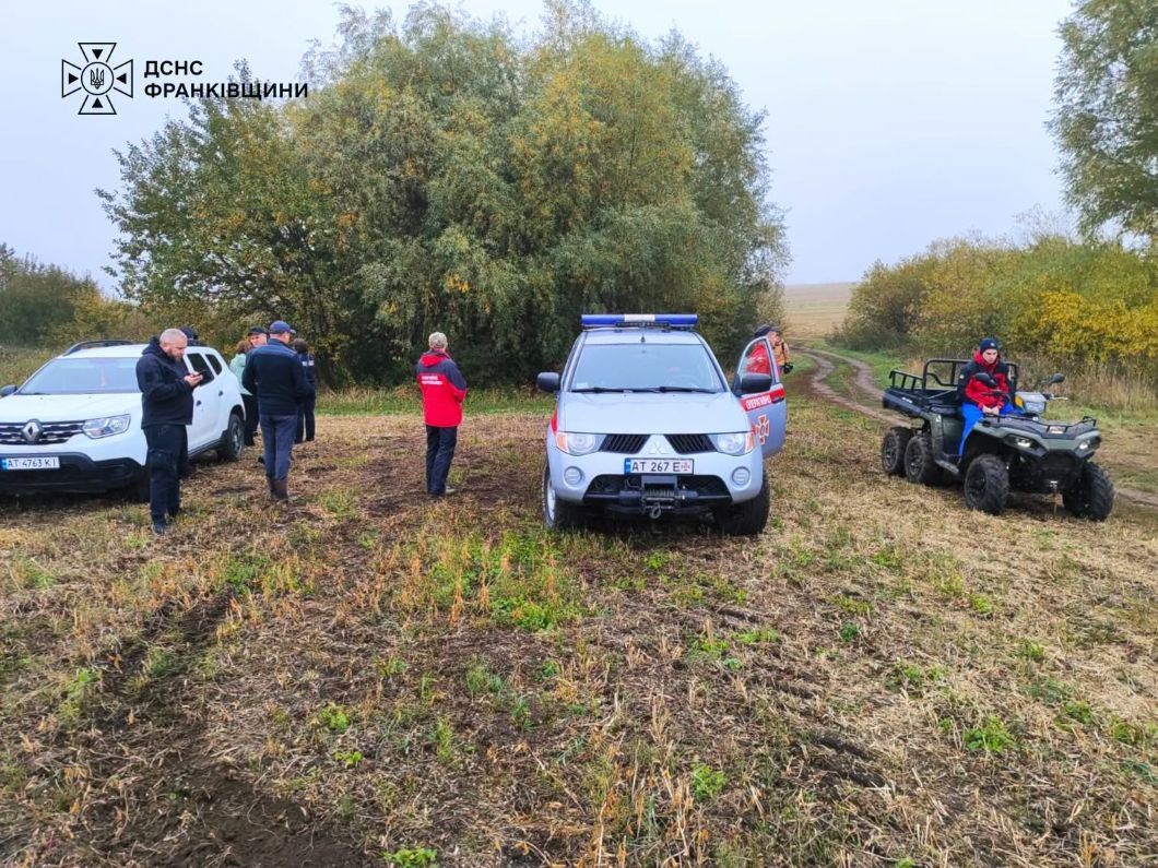 Обстежили понад 200 га території: на Прикарпатті шукають трьох людей у лісах